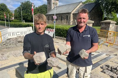 Historien gentager sig i Vildbjerg. For 30 år siden lagde Jørn Andersen (t.h.) chausséstenene i bymidten. Nu er sønnen Rasmus Nørregaard Andersen med til at lægge de samme sten tilbage på plads.