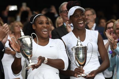Serena og Venus Williams vandt senest Wimbledon sammen i 2016.