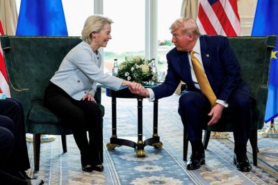 EU-Kommissionens formand, Ursula von der Leyen, gav hånd til USA's præsident, Donald Trump, da handelsaftalen mellem EU og USA sidste år blev indgået på et møde i Skotland. Tirsdag blev aftalen godkendt af et flertal i EU-Parlamentet