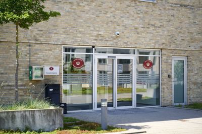 Tirsdag er der indledt en retssag i Retten i Holbæk mod fire ansatte på et palliativt botilbud, der er tiltalt for at forsømme deres pligter op til en mands død i december 2023.