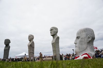 Den tolvte og sidste stenskulptur i værket Dodekalitten er tirsdag blevet afsløret. Dermed fuldendes værket efter 20 år.