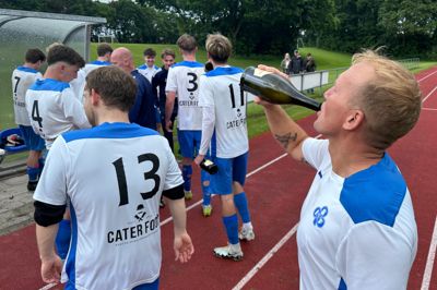 Veteranen Flemming Bennedsgaard sugede godt af champagneflasken, da han havde været med til at sikre Stoholm IF Fodbolds serie 5-hold oprykning til serie 4.