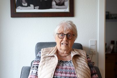 Jytte Fonnesbæk fylder onsdag 24. juni 90 år. På billedet bag hende ses fire af hendes børnebørn og et af de fire oldebørn.