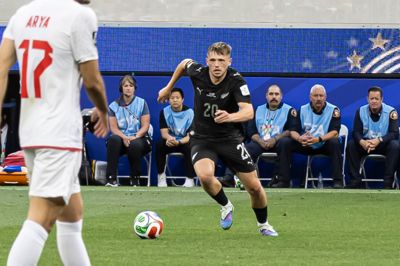 Callum McCowatt indledte kampen på New Zealands højre kant.
