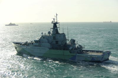 Det britiske patruljefartøj HMS »Mersey« ses følge fregatten »Admiral Grigorovitj« og en russisk ubåd på dette udaterede billede, som er videregivet af britiske myndigheder. Netop skibet »Mersey« har fulgt »Admiral Grigorovitj« under den aktuelle gennemsejling. (Arkivifoto).