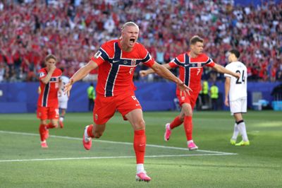 Norges fodboldstjerne Erling Braut Haaland fik en fremragende VM-debut med to mål i kampen mod Irak.