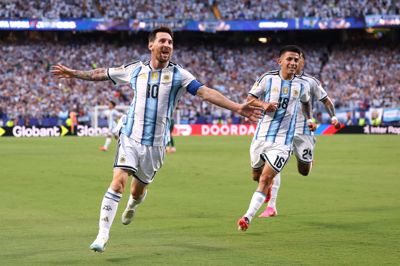 Lionel Messi scorede alle Argentinas tre mål mod Algeriet og tangerer målrekord ved VM.