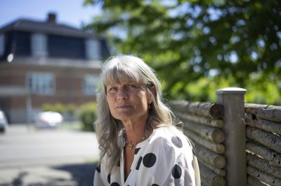 Nana Bang Kirkegaard bor i Åbyhøj med sin mand og deres to døtre. Hun og Søren underviser og spiller omkring 130 årlige koncerter for børn.