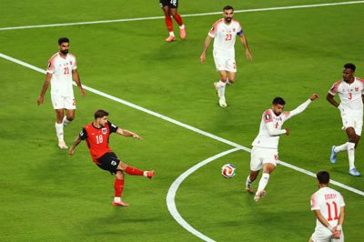 Romano Schmid viser fremragende sparketeknik og åbner scoringen i VM-opgøret mellem Østrig og Jordan.