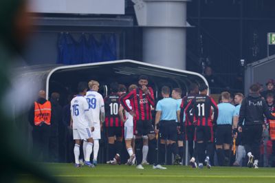 Spillerne måtte gå tilbage i spillertunnellen under årets pokalfinale, da FC København-fans skød raketter ind over banen.