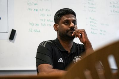 Arun Rajkumar rakte selv ud til Silkeborg IF i december 2025, og et halvt år senere blev han ansat som head of scouting. - Det var bevidst, at jeg tog kontakt til klubber, hvor jeg synes, der manglede hænder. I min undersøgelse kunne jeg se, at Silkeborg måske manglede noget, og så tog jeg chancen og skrev til Jesper Stüker, siger Arun Rajkumar.