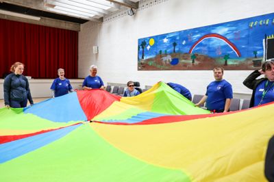 Med den farvestrålende faldskærm blev der instrueret og leget på Autismecenter Midtjylland.