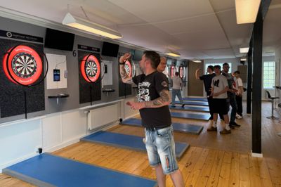 Mandag aften mødes mange medlemmer fra Herning Dartklub for at øve sig.