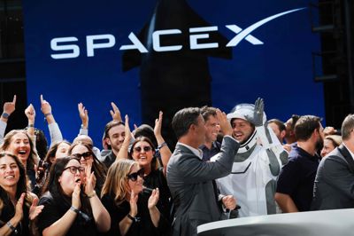 SpaceX-ansatte jubler over selskabets første handelsdag på børsen, der fandt sted fredag.