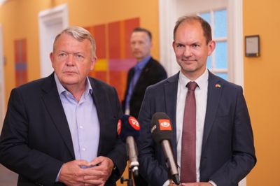 Udenrigsminister Lars Løkke Rasmussen (M) og forsvarsminister Jeppe Bruus (S) tog imod spørgsmål fra den fremmødte presse onsdag efter et møde i Det Udenrigspolitiske Nævn, hvor Bruus blev spurgt til ventet dronerapport.