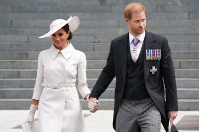 Prins Harry og hertuginde Meghan forlader en gudstjeneste i anledning af afdøde dronning Elizabeths jubilæum 3. juni 2022. I juli skal de ifølge britiske medier besøge Storbritannien med deres to børn for første gang i fire år.