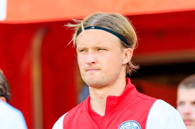 Kasper Dolberg har haft en svær tid, og det kan bringe ham tilbage til Superligaen.
