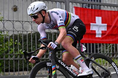Tadej Pogacar vandt 1. etape af Schweiz Rundt med et soloridt på mere end 70 kilometer.