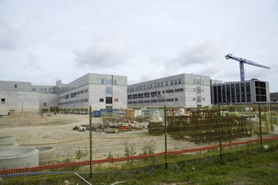 Region Syddanmark har siden 2019 været i gang med opførelsen af et nyt supersygehus i Odense, Nyt OUH. Her ses byggeriet i september 2024. Forsinkelser i løn og pensionsudbetalinger til byggearbejdere har dog været et problem.