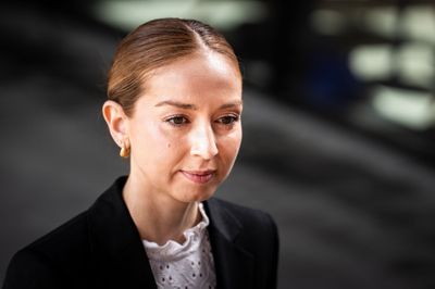 Klima-, energi- og forsyningsminister Samira Nawa (R) mener, at der er behov for en akutplan for at løse udfordringerne på et presset elnet i Danmark.