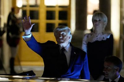 USA's præsident, Donald Trump, ses forlade Versailles-slottet i Frankrig natten til torsdag dansk tid. Under middag underskrev han forståelsespapir i aftale med Iran, viser video fra Det Hvide Hus.