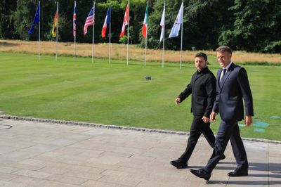 Ukraines præsident, Volodymyr Zelenskyj, har været til stede ved G7-topmødet i Frankrig. Her går han med Frankrigs præsident, Emmanuel Macron.