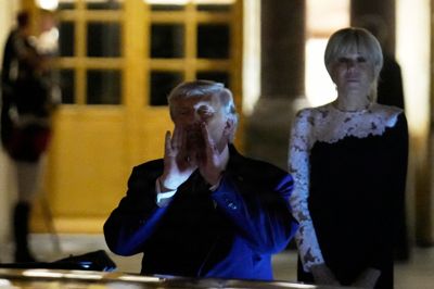 USA's præsident, Donald Trump, ses natten til torsdag dansk tid forlade middag i Versailles i Frankrig, hvor han underskrev såkaldt MoU, som står for Memorandum of Understanding.