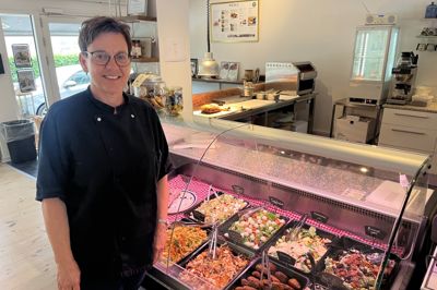 Daglig leder Anette Pedersen foran et udvalg af de retter, som gennem årene har gjort Café Møltrup til et populært mødested i Vildbjerg. Onsdag 24. juni fejrer caféen 10-årsjubilæum med gratis kaffe og Møltrup-is til alle besøgende.