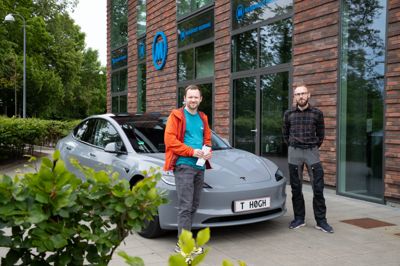 <p class="">Avisens journalist, Rasmus Dall Sørensen med Thomas Høgh (til højre), som for to år siden købte sin Tesla - især på grund af teknologien. Han oplevede, at den fra et teknologisk perspektiv havde mere at byde på end konkurrenterne, og opsætningen var meget brugervenlig. - Jeg har altid været interesseret i teknologi og gimmicks, så jeg er nysgerrig på at se, hvordan fremtidens biler udvikler sig. </p>