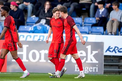 Sofus Johannesen (i.m.) og Jonatan Lindekilde (t.h.) fejrer en scoring mod Randers for FC Fredericia. I de kommende måneder kæmper de begge for deres chance i FC Midtjylland.