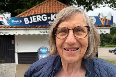 76-årige Anne Olesen, Gl. Rye: - Jeg er kommet her, siden jeg var barn. Dengang boede jeg på Fyn, men mine forældre tog gerne på udflugt til Himmelbjerget. Og jeg kommer her stadig meget, og jeg er her altid på grundlovsdag. Jeg håber på, at de har en fornuftig plan, hvor de passer på det, vi allerede har på Himmelbjerget. De skal ikke bygge noget med en masse glas, men jeg synes, at det er fint, at fortællingerne om demokratiet er med i det nye projekt.