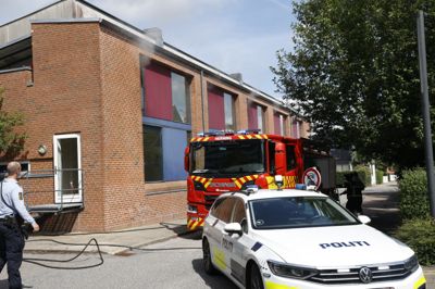 Brandfolkene arbejdede torsdag middag på førstesalen i en ejendom på Nørregade, hvor der var udbrudt brand.