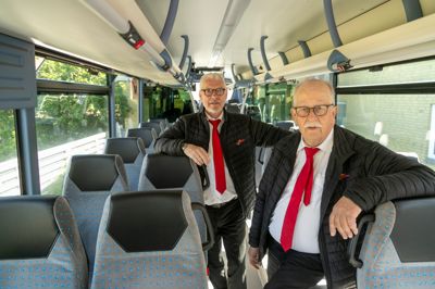 Leif Christensen (til venstre) og Søren Kaastrup har næsten 90 års erfaring til sammen med at køre bus i Nordsalling.
