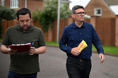 Andy Burnham (til højre) uddeler valgmateriale forud for torsdagens valg i Makerfield.