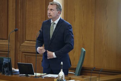 Formand Morten Messerschmidt (DF) er torsdag i Folketingssalen, hvor han argumenterer for Dansk Folkepartis forslag om at sænke afgifter på benzin og diesel.