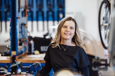 Anna Ørkilde er uddannelsesleder for cykelmekanikeruddannelsen på Herningsholm Erhvervsskole & Gymnasier, og desuden også uddannelsesleder for knallert- og motorcykelmekanikeruddannelsen samt 10. klasse på Herningsholm.