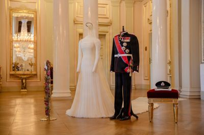 Kronprinsesse Mette-Marits brudekjole og kronprins Haakons uniform bliver vist frem på udstilling i anledning af parrets sølvbryllup.