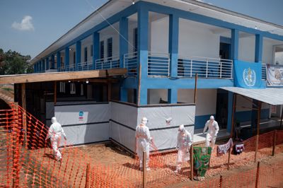 Ansatte går uden for et sundhedscenter i den ebolaramte provins Ituri i DR Congo.