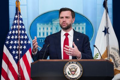 Vance opdaterer pressen og den amerikanske befolkning om Iran-aftale, som Trump underskrev i Paris.