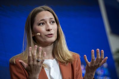 SF'eren Kira Marie Peter-Hansen, der fik flest personlige stemmer ved seneste valg til EU-Parlamentet, forklarer sit nej til EU-udrejsecentre med, at partiet har betænkeligheder vedrørende retsstandarder og internationale konventioner.