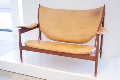 Høvdingesofaen er fra 1949 og fremstår med sit oprindelige naturskind. Den er nu solgt for en million kroner på auktion.
