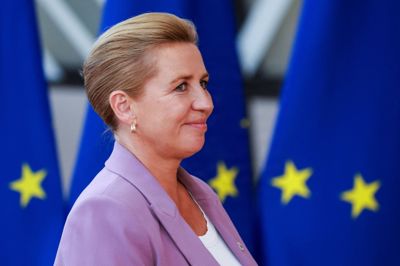 Statsminister Mette Frederiksen (S) meldte sig torsdag på EU's hardlinerhold, når det gælder Kina. Hvis nogen truer, så skal man slå igen - og det gælder også over for Kina, lød det fra Mette Frederiksen.