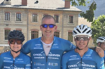 Søren Nielsen fra Aulum samt ægteparret Laila og Carsten Risom (henholdsvis til venstre og højre) også fra Aulum er nået halvvejs gennem årets Cykelnerven i de franske alper. Og de melder alt godt fra varmen. Her er de fotograferet inden turens første etape.