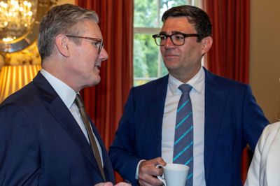 Premierminister Keir Starmer taler med Greater Manchesters borgmester, Andy Burnham, kort efter at Starmers regering tiltrådte i 2024.
