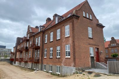 Pontoppidanhus er navnet på den fløj af de ældste sygehusbygninger, hvor der kommet 12 ejerlejligheder. Et kommende nabobyggeri kommer dog meget tæt på. Det U-formede byggeris to gavle får en afstand på henholdsvis tre og seks meter til Pontoppidanhus. De tre meter er ud for de to altaner bagerst i billedet.