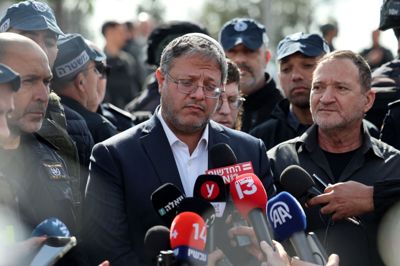 Israels minister for national sikkerhed, Itamar Ben-Gvir (i midten), er ikke klar til at indstille kampene i Israel.