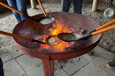 Bålhytten ved Multihuset Den Gamle Skole i Klovborg er blevet brugt til et familie-arrangement for nylig.