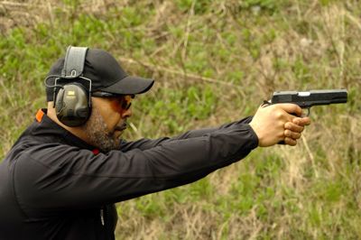 Rapperen Marc Johnson deltog i september 2025 i VM i pistolskydning, hvor han stillede op i disciplinen IPSC, der handler om at ramme mål, mens man er i bevægelse. Nu deler han ud af sin ekspertise i DR-programmet »Store kanoner«.