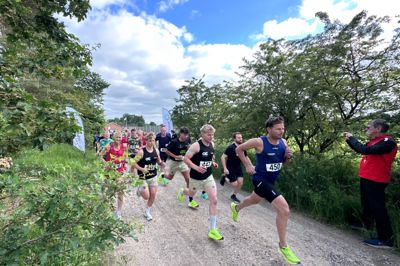 Chris Fischer i blåt med nummer 450 tog spidsen straks fra start i Mandeløbet 2026, og der holdt han sig hele vejen til målstregen. Buskmanden til højre er formand for Sparkær IF Hans Peter Johansen.
