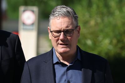 Keir Starmer taler til journalister fredag formiddag, hvor han blandt andet oplister de ting, som hans regering har opnået.